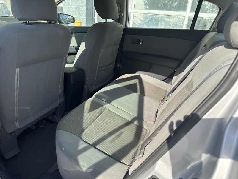 2011 Nissan Sentra 2.0 - Photo 11 - Lynwood, IL 60411