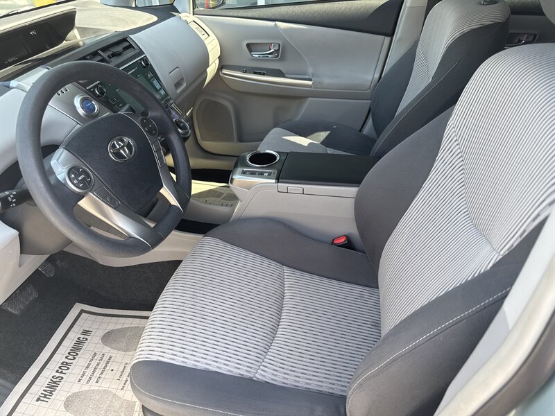 2017 Toyota Prius v Two - Photo 8 - Lynwood, IL 60411