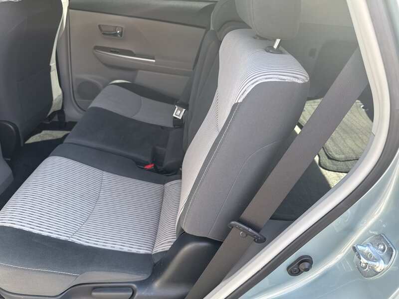 2017 Toyota Prius v Two - Photo 11 - Lynwood, IL 60411