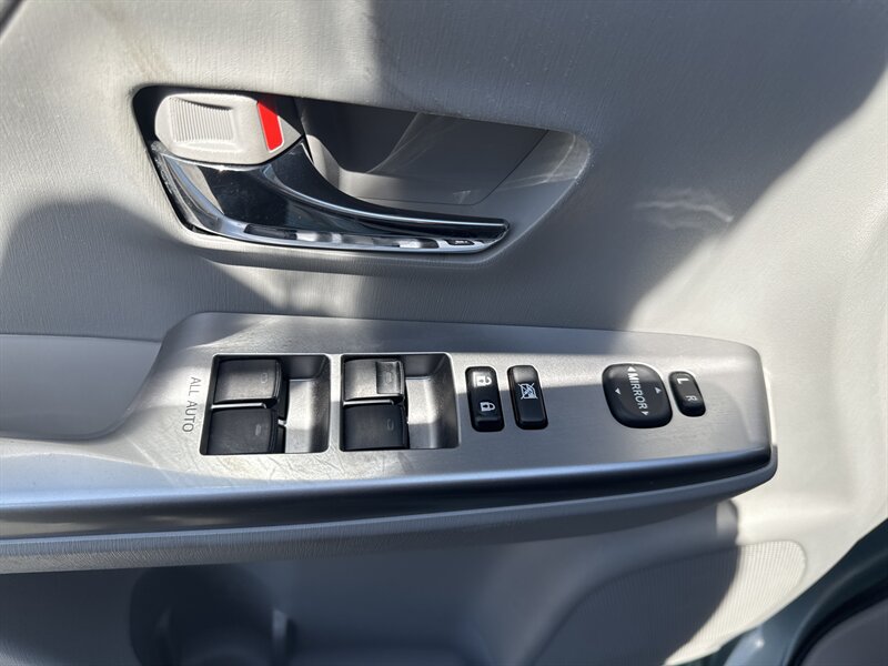 2017 Toyota Prius v Two - Photo 10 - Lynwood, IL 60411