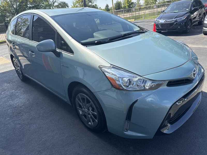 2017 Toyota Prius v Two - Photo 1 - Lynwood, IL 60411