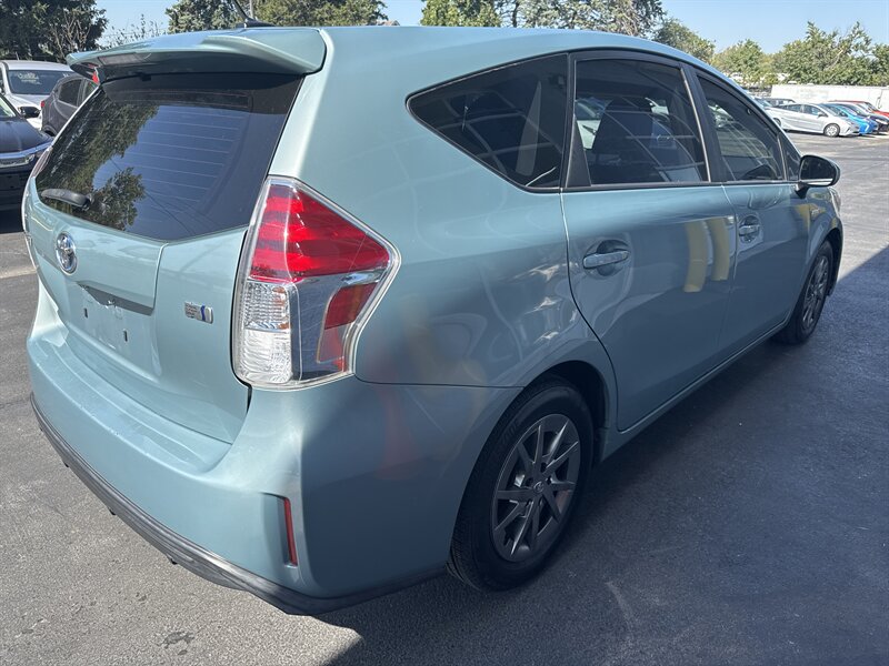 2017 Toyota Prius v Two - Photo 6 - Lynwood, IL 60411
