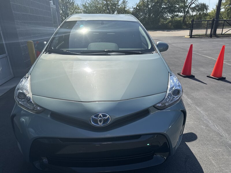 2017 Toyota Prius v Two - Photo 2 - Lynwood, IL 60411