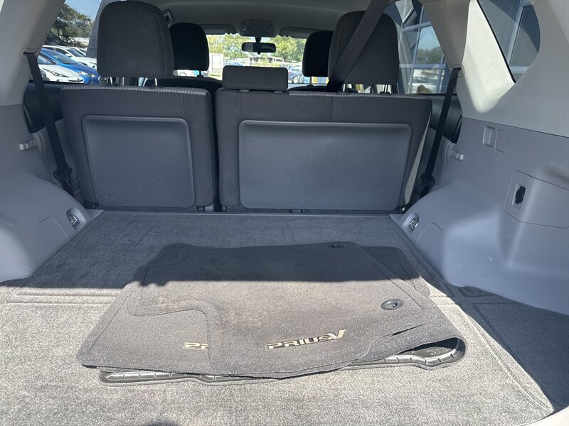 2017 Toyota Prius v Two - Photo 12 - Lynwood, IL 60411