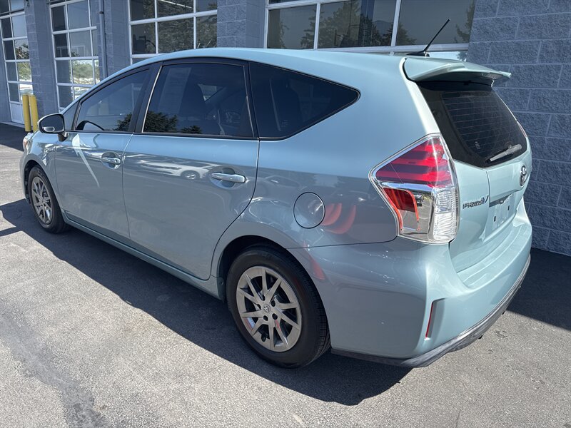 2017 Toyota Prius v Two - Photo 4 - Lynwood, IL 60411