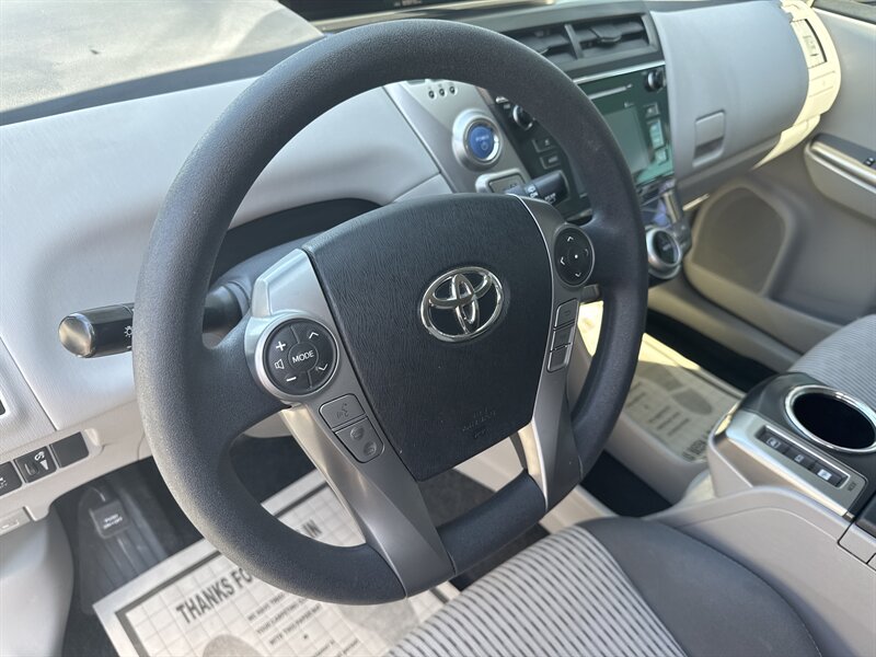 2017 Toyota Prius v Two - Photo 9 - Lynwood, IL 60411