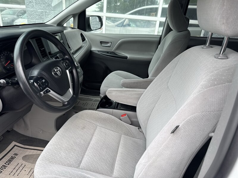 2016 Toyota Sienna LE 7-Passenger Auto - Photo 6 - Lynwood, IL 60411