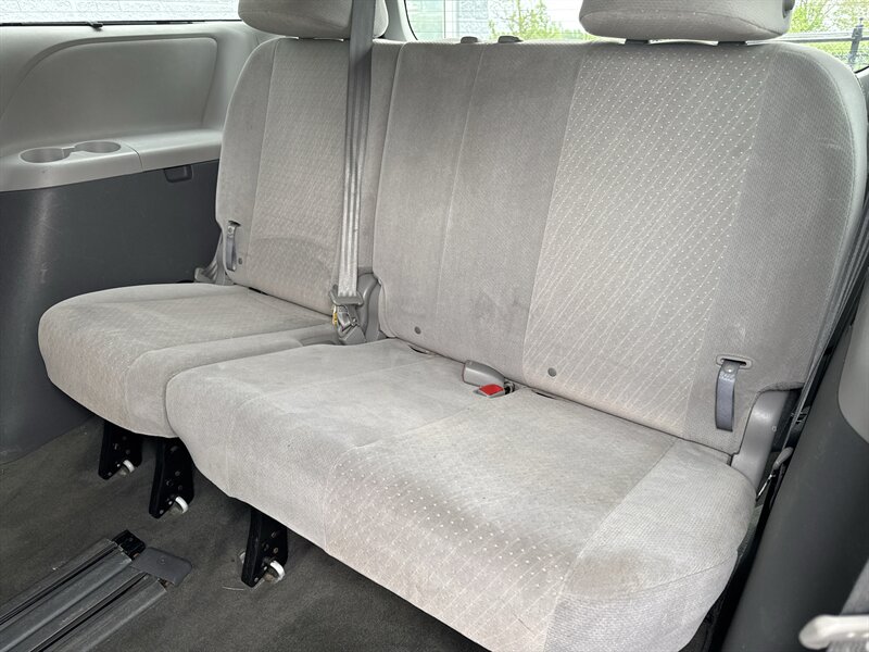 2016 Toyota Sienna LE 7-Passenger Auto - Photo 11 - Lynwood, IL 60411