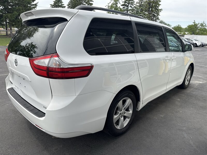2016 Toyota Sienna LE 7-Passenger Auto - Photo 5 - Lynwood, IL 60411