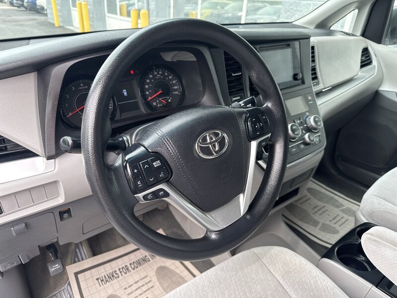 2016 Toyota Sienna LE 7-Passenger Auto - Photo 8 - Lynwood, IL 60411