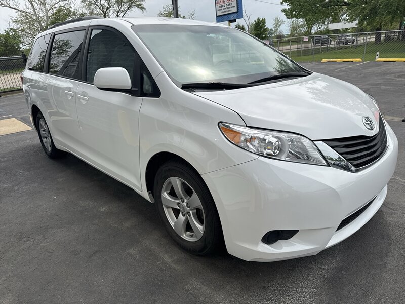 2016 Toyota Sienna LE 7-Passenger Auto - Photo 1 - Lynwood, IL 60411