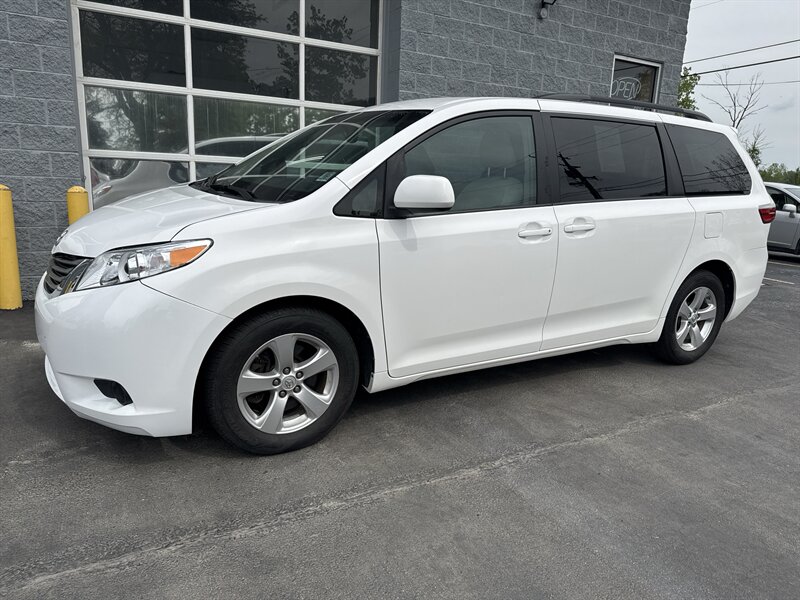 2016 Toyota Sienna LE 7-Passenger Auto - Photo 2 - Lynwood, IL 60411