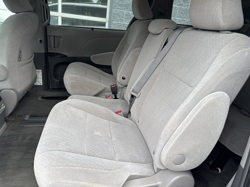 2016 Toyota Sienna LE 7-Passenger Auto - Photo 10 - Lynwood, IL 60411