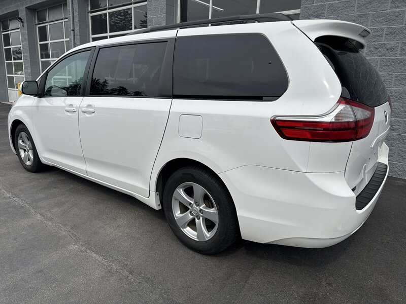 2016 Toyota Sienna LE 7-Passenger Auto - Photo 3 - Lynwood, IL 60411