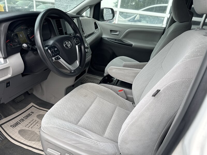 2016 Toyota Sienna LE 7-Passenger Auto - Photo 7 - Lynwood, IL 60411