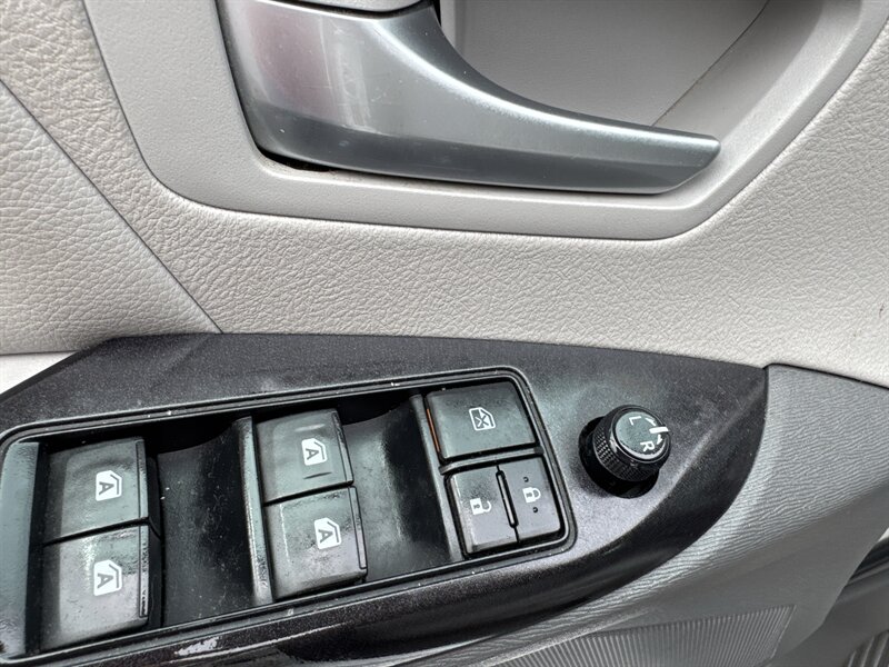 2016 Toyota Sienna LE 7-Passenger Auto - Photo 9 - Lynwood, IL 60411