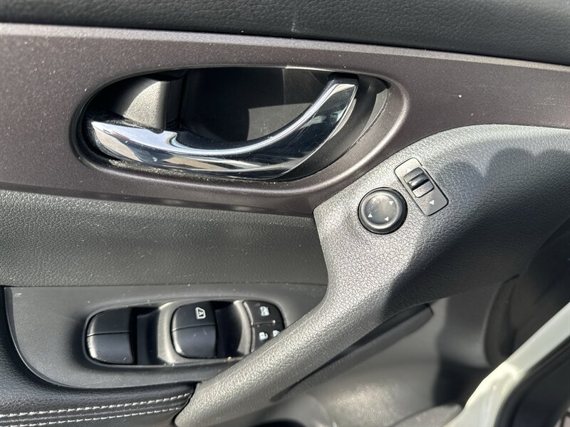 2016 Nissan Rogue SV AWD - Photo 9 - Lynwood, IL 60411