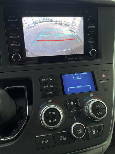 2018 Toyota Sienna LE 7-Passenger Auto - Photo 17 - Lynwood, IL 60411
