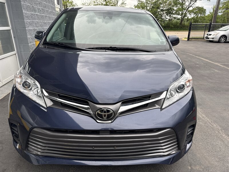 2018 Toyota Sienna LE 7-Passenger Auto - Photo 2 - Lynwood, IL 60411