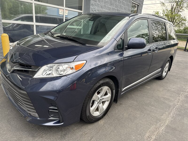 2018 Toyota Sienna LE 7-Passenger Auto - Photo 3 - Lynwood, IL 60411