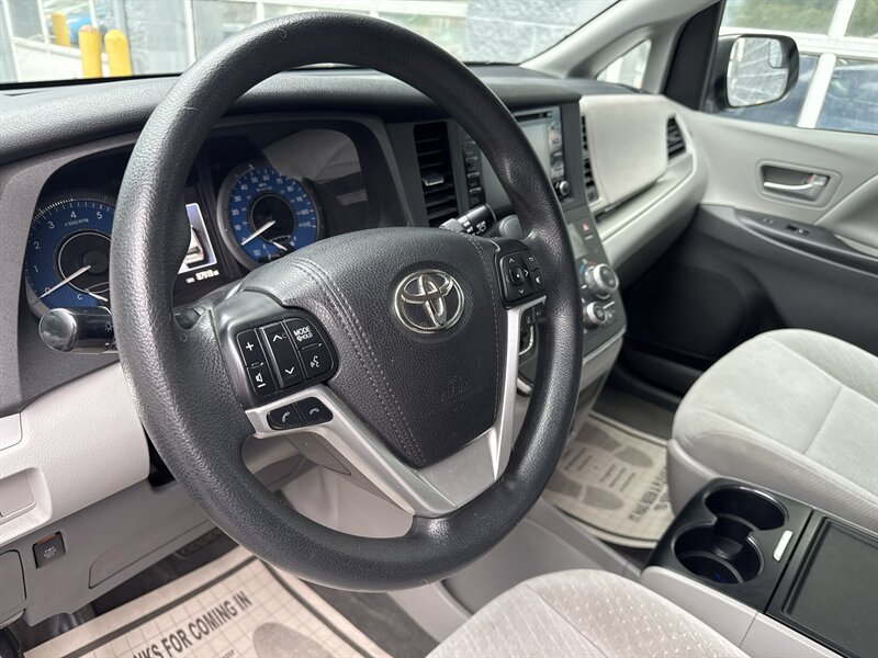 2018 Toyota Sienna LE 7-Passenger Auto - Photo 8 - Lynwood, IL 60411