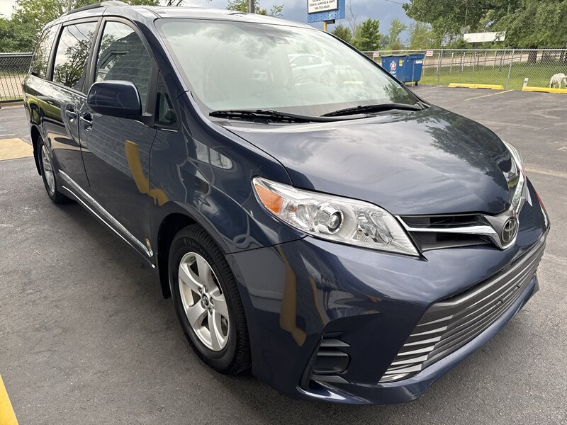 2018 Toyota Sienna LE 7-Passenger Auto - Photo 1 - Lynwood, IL 60411