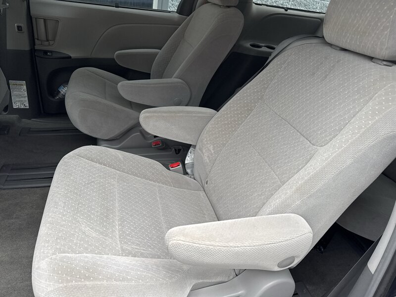 2018 Toyota Sienna LE 7-Passenger Auto - Photo 10 - Lynwood, IL 60411