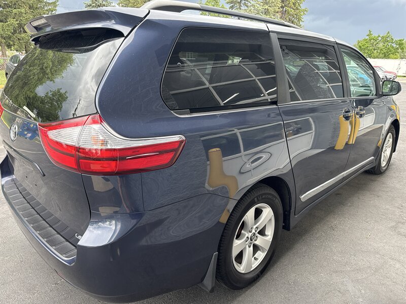 2018 Toyota Sienna LE 7-Passenger Auto - Photo 6 - Lynwood, IL 60411