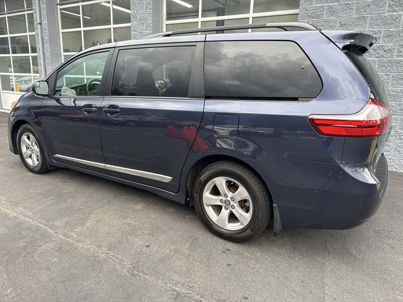 2018 Toyota Sienna LE 7-Passenger Auto - Photo 4 - Lynwood, IL 60411