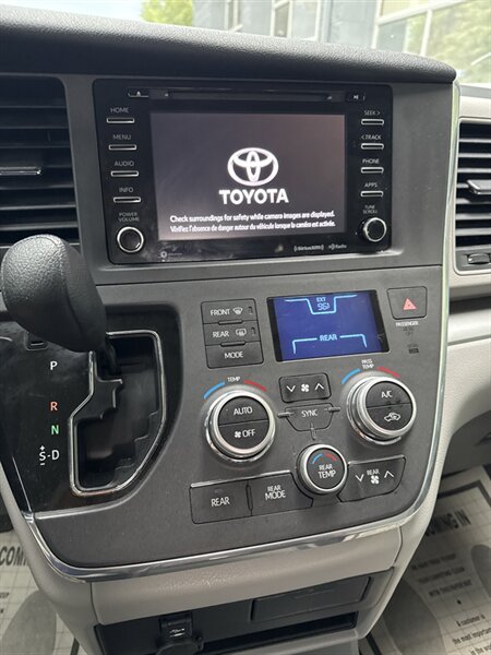 2018 Toyota Sienna LE 7-Passenger Auto - Photo 13 - Lynwood, IL 60411