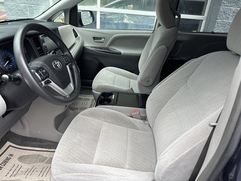 2018 Toyota Sienna LE 7-Passenger Auto - Photo 7 - Lynwood, IL 60411