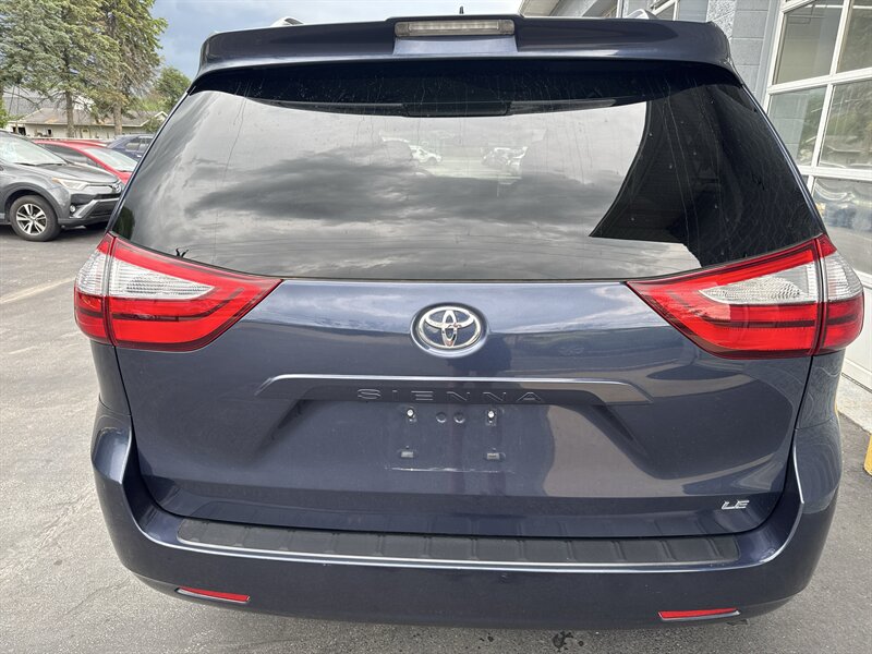 2018 Toyota Sienna LE 7-Passenger Auto - Photo 5 - Lynwood, IL 60411
