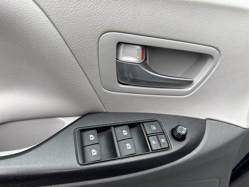 2018 Toyota Sienna LE 7-Passenger Auto - Photo 9 - Lynwood, IL 60411