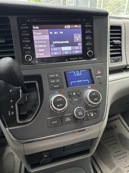 2018 Toyota Sienna LE 7-Passenger Auto - Photo 14 - Lynwood, IL 60411