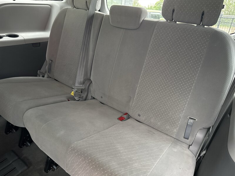 2018 Toyota Sienna LE 7-Passenger Auto - Photo 11 - Lynwood, IL 60411