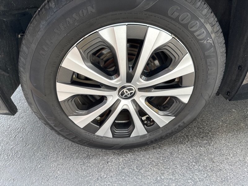 2022 Toyota Prius LE AWD-e - Photo 7 - Lynwood, IL 60411
