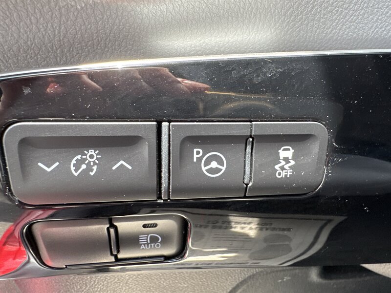 2020 Toyota Prius L Eco   - Photo 11 - Lynwood, IL 60411