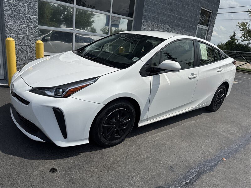 2020 Toyota Prius L Eco - Photo 2 - Lynwood, IL 60411