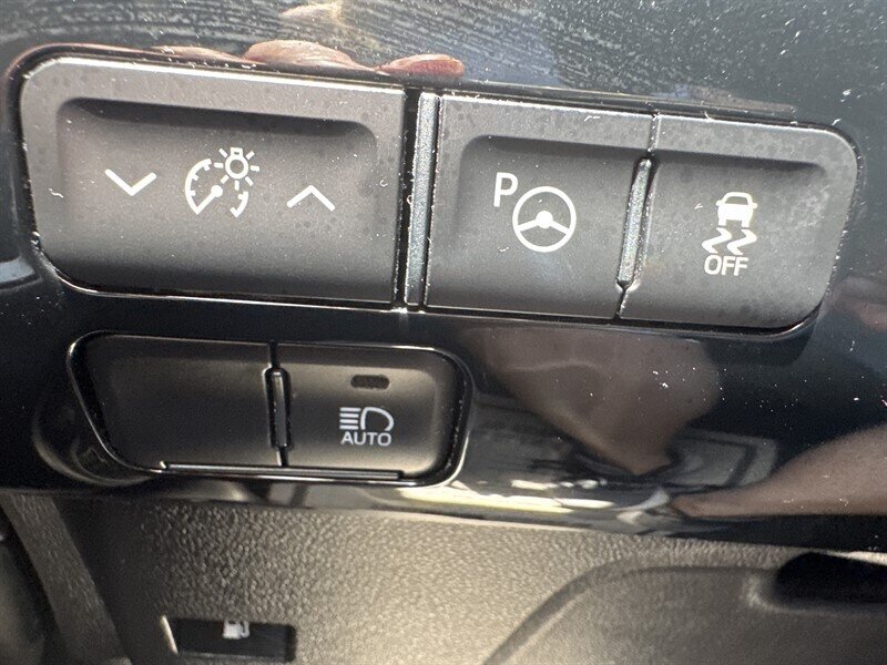 2020 Toyota Prius L Eco - Photo 15 - Lynwood, IL 60411