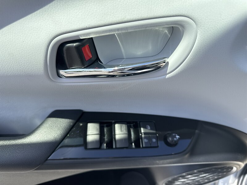 2020 Toyota Prius LE AWD-e   - Photo 9 - Lynwood, IL 60411