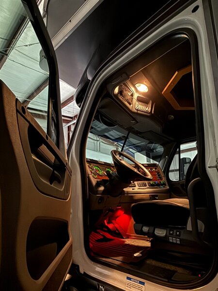 2015 Cascadia Freightliner   - Photo 4 - Rancho Cordova, CA 95742