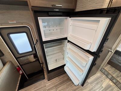 2024 Thor Four Winds 28A   - Photo 16 - Santa Fe Springs, CA 90670
