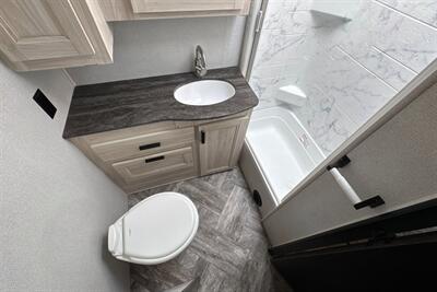 2023 Forest River Sunseeker 3250DSLE   - Photo 27 - Santa Fe Springs, CA 90670