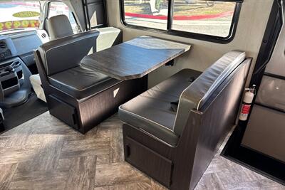 2023 Forest River Sunseeker 3250DSLE   - Photo 14 - Santa Fe Springs, CA 90670