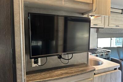 2023 Forest River Sunseeker 3250DSLE   - Photo 36 - Santa Fe Springs, CA 90670