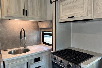 2023 Forest River Sunseeker 3250DSLE   - Photo 17 - Santa Fe Springs, CA 90670