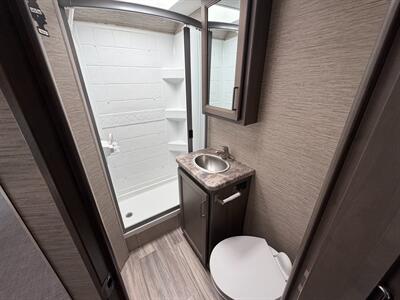 2024 Thor Four Winds 22E   - Photo 33 - Santa Fe Springs, CA 90670
