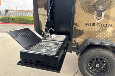 2024 Mission Overland Trail Dog 15FT   - Photo 13 - Santa Fe Springs, CA 90670