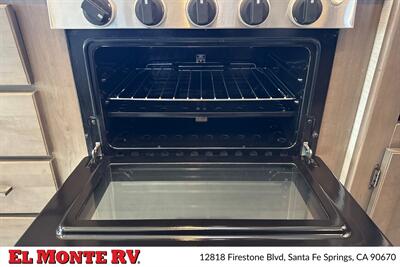 2025 Thor Four Winds 22E   - Photo 20 - Santa Fe Springs, CA 90670