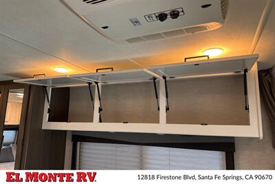 2025 Thor Four Winds 22E   - Photo 15 - Santa Fe Springs, CA 90670